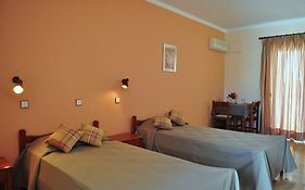 Sandys Studios Apartments And Log Villas